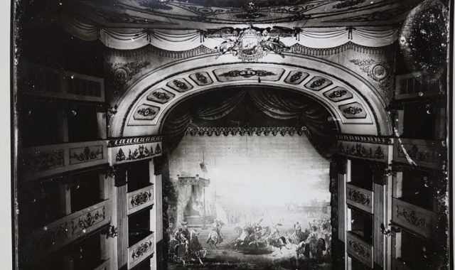 Bari, Piccinni: nel foyer esposta una rara e antica foto del teatro